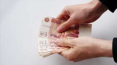 Adam parayı sayar. Rus ruble.