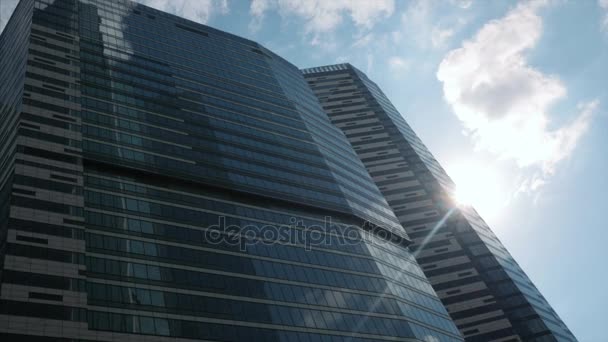 明るい高層ビル間の太陽 — ストック動画