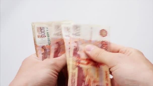 Mannen räknar pengar. Ryska rubel. — Stockvideo