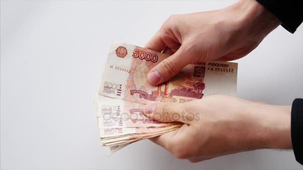 El hombre cuenta el dinero. Rublos rusos . — Vídeos de Stock