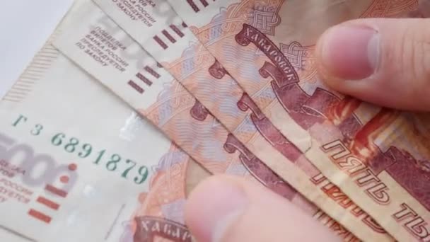 Чоловік перераховує гроші. Російські рублі. — стокове відео