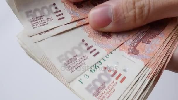 남자는 돈을 계산합니다. 러시아 루블. — 비디오