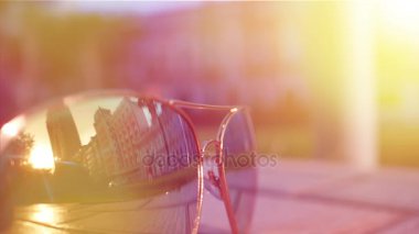 Cam güneş gözlüğü şehir yansıması