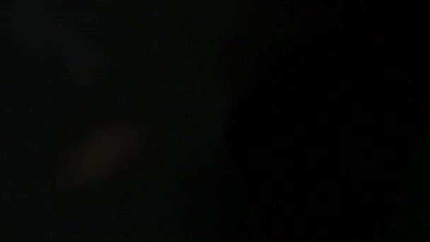 Grelles Licht auf schwarzem Hintergrund — Stockvideo