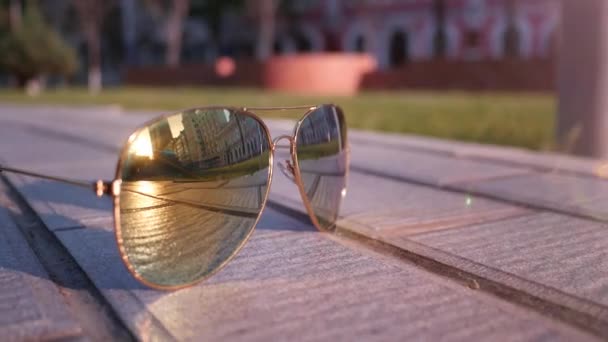 La reflexión de la ciudad en las gafas de sol de cristal — Vídeos de Stock