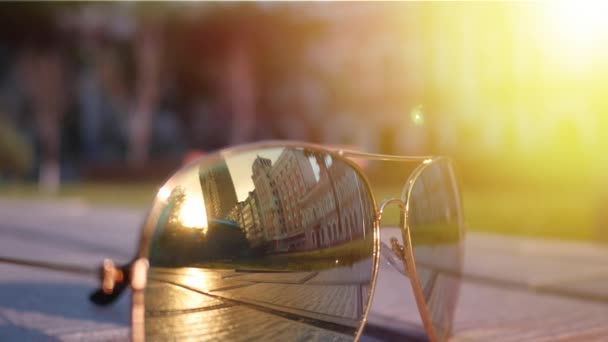 La reflexión de la ciudad en las gafas de sol de cristal — Vídeo de stock