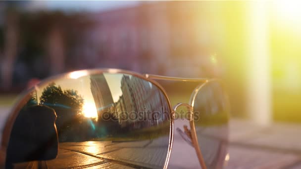 Staden reflektionen i glas solglasögon — Stockvideo