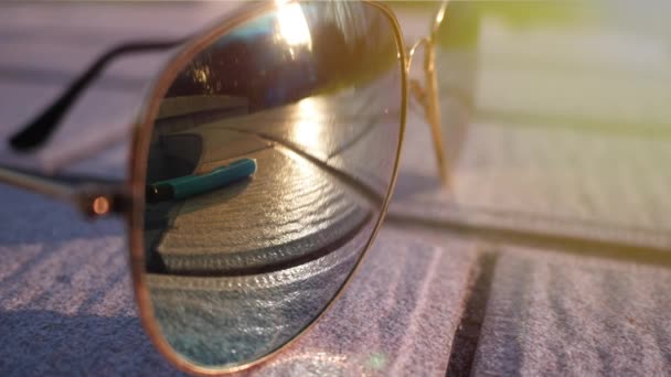 De stad reflectie in de glazen-zonnebrillen — Stockvideo