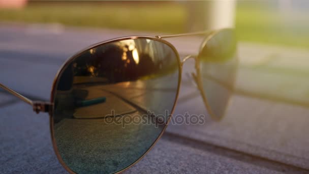 O reflexo da cidade nos óculos de sol de vidro — Vídeo de Stock