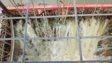 Kanalizasyon kanalizasyon su drenaj karter içine