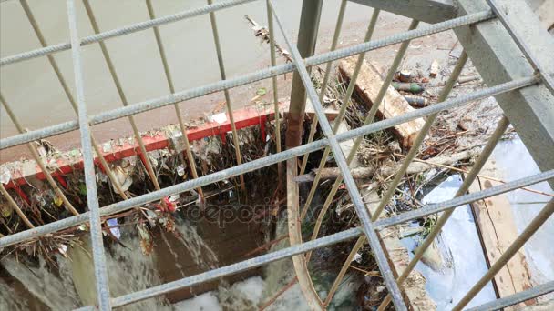 Drain d'eau d'égout dans le puisard 