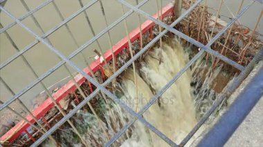 Kanalizasyon kanalizasyon su drenaj karter içine
