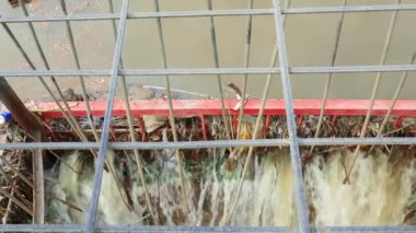 Kanalizasyon kanalizasyon su drenaj karter içine