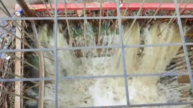 Kanalizasyon kanalizasyon su drenaj karter içine