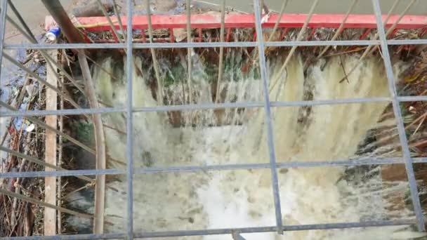 Riolering riool Water afvoer in het Carter — Stockvideo