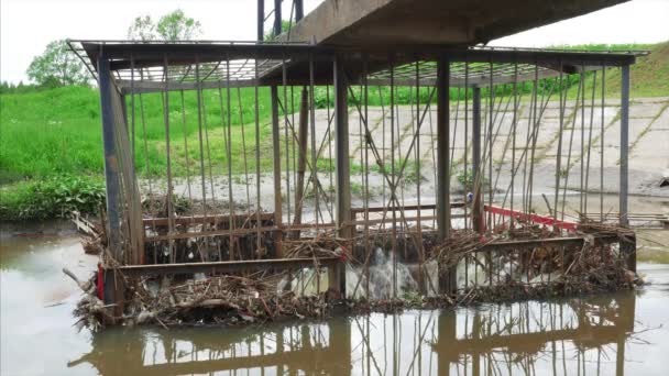 污水下水道水被排进油底壳 — 图库视频影像