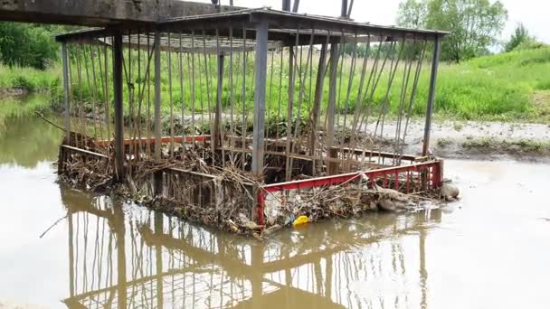 Agua de alcantarillado desagüe en el sumidero — Vídeos de Stock