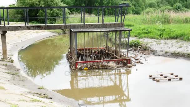 Spust wody kanalizacji ścieków w kąpieli olejowej — Wideo stockowe