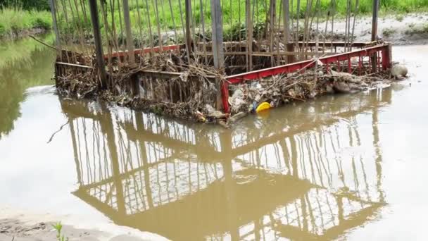 污水下水道水被排进油底壳 — 图库视频影像