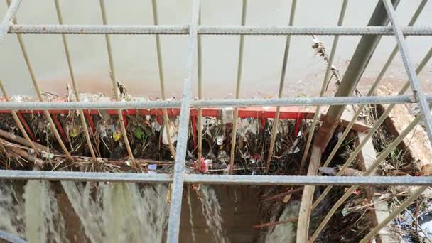 Drain d'eau d'égout dans le puisard 