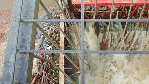 Drain d'eau d'égout dans le puisard 