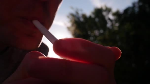 Мужчина курит сигарету — стоковое видео