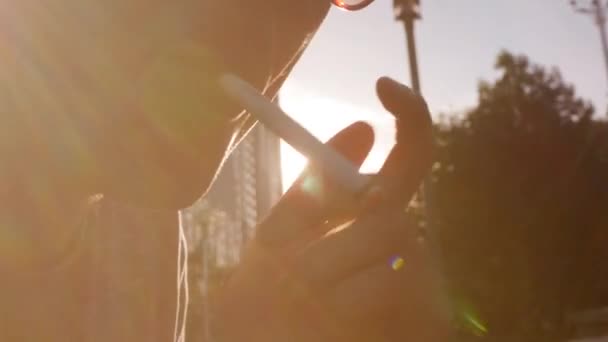Un homme fume une cigarette 
