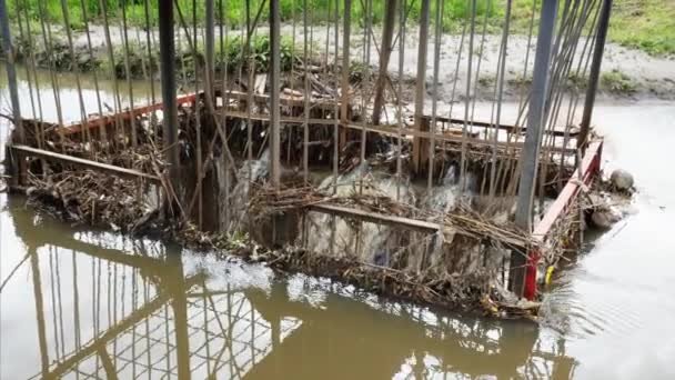 污水下水道水被排进油底壳 — 图库视频影像