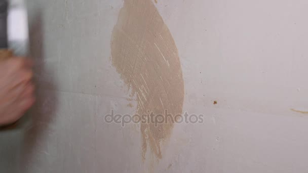 Trabalhador aplica gesso à parede com uma espátula — Vídeo de Stock