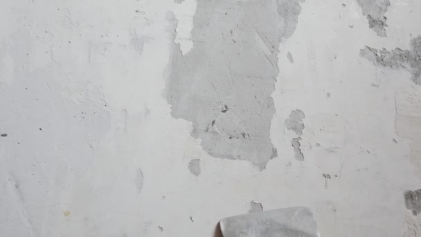 Worker Removes From the Wall the Old Plaster With a Spatula — Stock Video