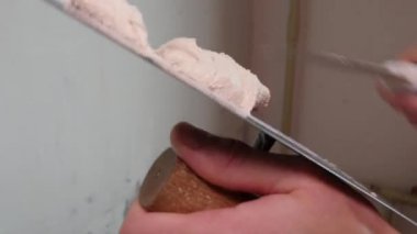Bir Spatula ile alçı karışımları