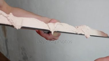 Bir Spatula ile alçı karışımları