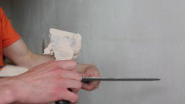 Bir Spatula ile alçı karışımları