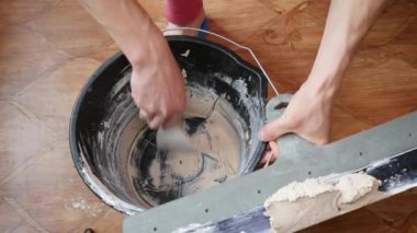 Bir Spatula ile alçı karışımları