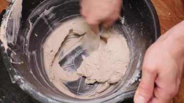 Bir Spatula ile alçı karışımları