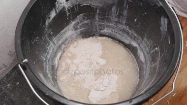 İşçi kaşık toz alçı bir Spatula ile kuru