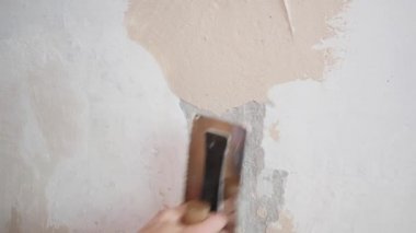 Çalışan bir Spatula ile duvar sıva uygulandığı