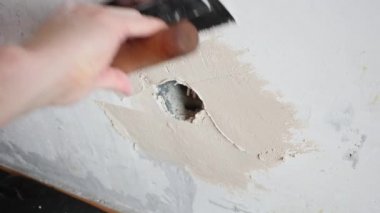 Çalışan bir Spatula ile duvar sıva uygulandığı