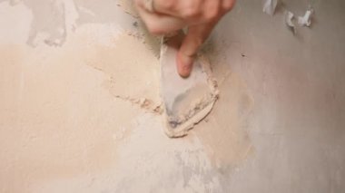 Çalışan bir Spatula ile duvar sıva uygulandığı
