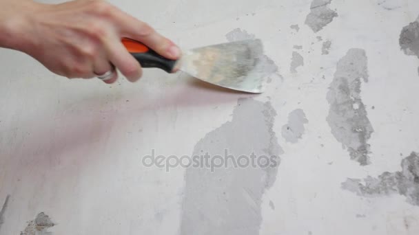 Worker Removes From the Wall the Old Plaster With a Spatula — Stock Video