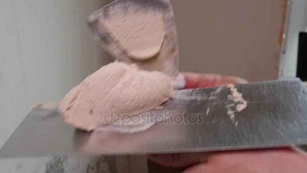 工人从墙上移除旧的石膏，一把铲子 — 图库视频影像