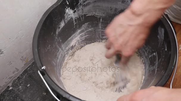 Mixes the Plaster With a Spatula — Stock Video