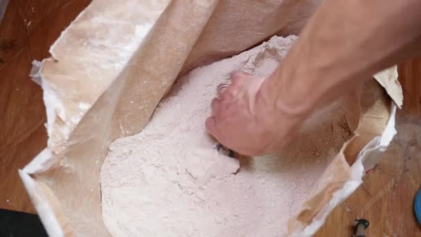 Εργαζόμενος κουταλιές ξηρό γύψο με μια σπάτουλα — Αρχείο Βίντεο