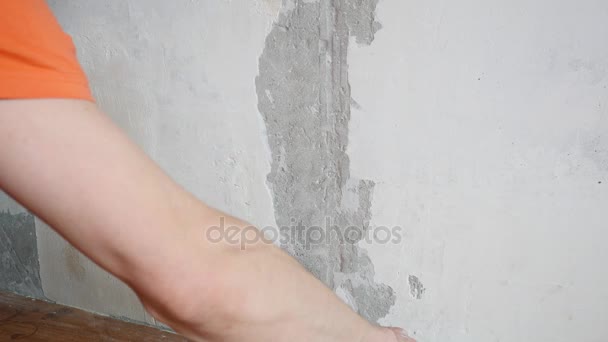 Worker Applies Plaster to the Wall With a Spatula — Stock Video