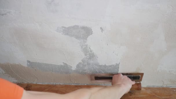 Arbeiter klebt mit Spachtel Putz auf die Wand — Stockvideo