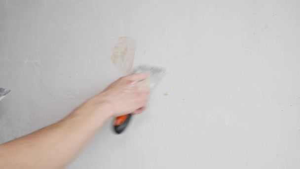Рабочий наносит штукатурку на стену шпателем — стоковое видео