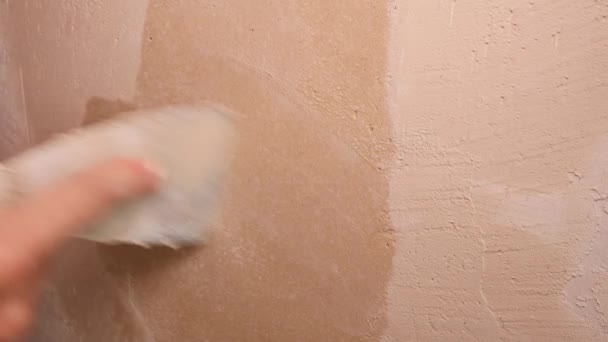 Arbeiter klebt mit Spachtel Putz auf die Wand — Stockvideo