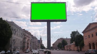 bir Pano yoğun bir cadde üzerinde yeşil bir ekran ile