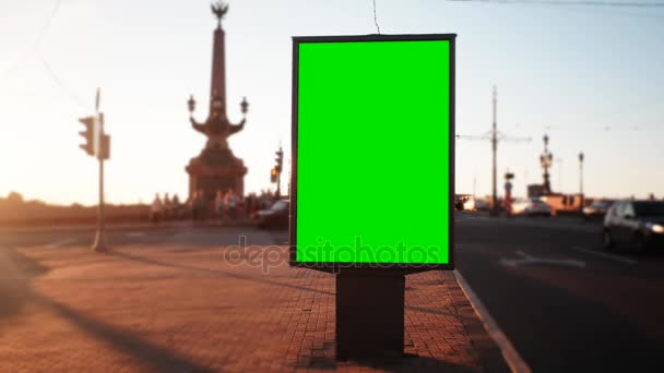 Билборд с зеленым экраном на оживленной улице — стоковое видео
