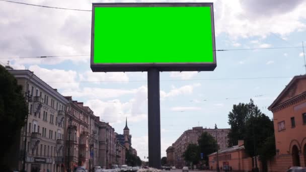 Una cartelera con una pantalla verde en una calle ocupada — Vídeo de stock